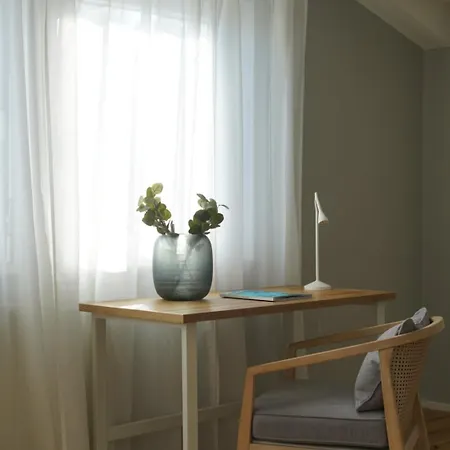 Quiet Design With Free Parking Apartment *