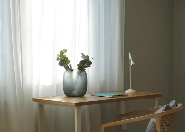 Quiet Design With Free Parking Apartment *